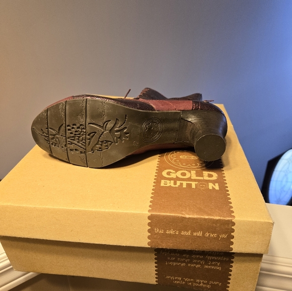 GOLD BUTTON LEATHER HEELED ANKLE BOOT - Picture 6 of 9